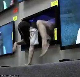 吃瓜群众整蛊事件视频播放,视频播放背后的欢乐与争议