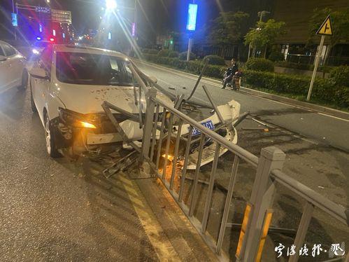 吃瓜群众撞上护栏事件,事故现场引围观